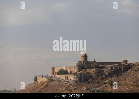 Der ikonische Blick auf Khor Virap und die umliegenden Weinberge als Touristen und Besucher werden Führungen rund um den Komplex in Armenien gegeben. Stockfoto