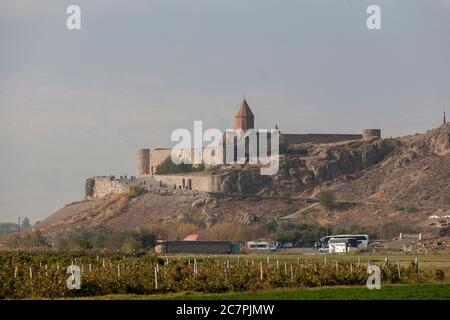 Der ikonische Blick auf Khor Virap und die umliegenden Weinberge als Touristen und Besucher werden Führungen rund um den Komplex in Armenien gegeben. Stockfoto