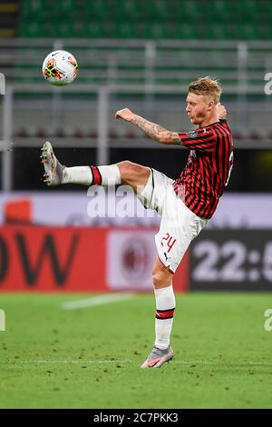 Simon Kjaer (Mailand) beim italienischen Spiel "serie A" zwischen Mailand 5-1 Bologna im Giuseppe Meazza Stadion am 18. Juli 2020 in Mailand, Italien. Quelle: Maurizio Borsari/AFLO/Alamy Live News Stockfoto