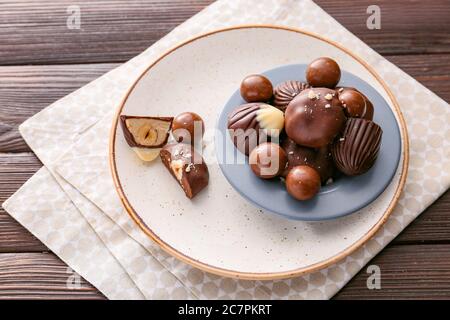 Leckere SchokoladenBonbons mit Nüssen auf dem Tisch Stockfoto