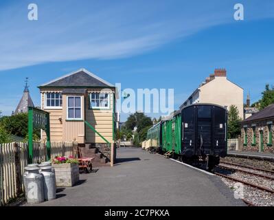 BIDEFORD, DEVON, Großbritannien - JULI 12 2020: Ehemaliger Bahnhof, jetzt Heritage Centre. Stockfoto