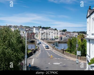 BIDEFORD, DEVON, UK - JULI 12 2020: Blick über die Long Bridge von Ost-dem-Wasser. Stockfoto