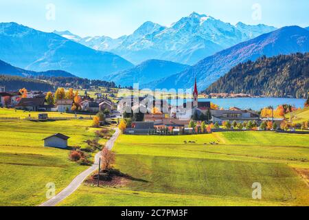 Herrliche Herbstansicht des Dorfes St.Valentin und des Haider Sees (Lago della Muta) mit Ortlerspitze im Hintergrund. Lage: Lago della Muta oder Haide Stockfoto