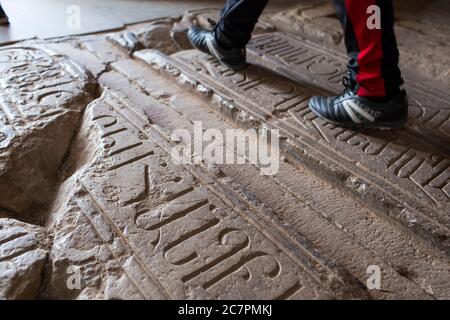 Touristen und Besucher werden Führungen durch das Innere von St. Astvatsatsin in Khor Virap gegeben, während Priester über ihre tägliche Arbeit gehen. Armenien Stockfoto