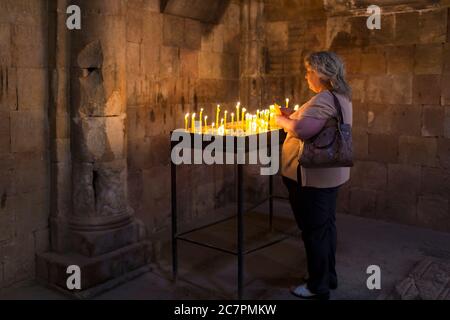 Touristen und Besucher werden Führungen durch das Innere von St. Astvatsatsin in Khor Virap gegeben, während Priester über ihre tägliche Arbeit gehen. Armenien Stockfoto