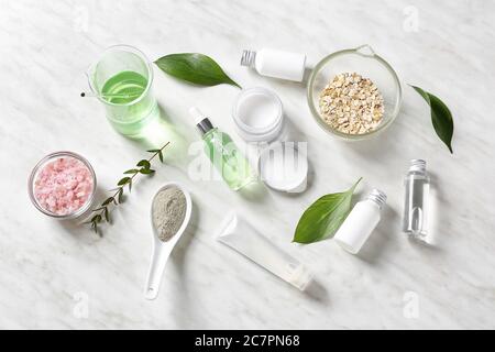 Naturkosmetik mit Zutaten auf dem Tisch Stockfoto