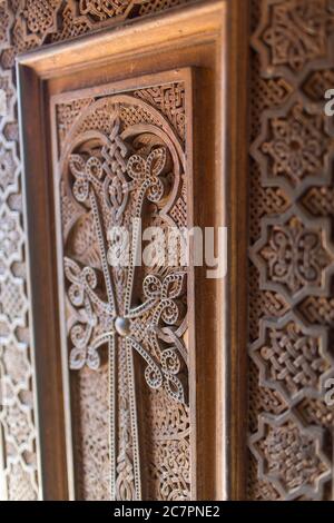 Ein handgeschnitztes Kreuz ist eine von vielen Details und Besonderheiten im Kloster Noravank in Westarmenien. Stockfoto