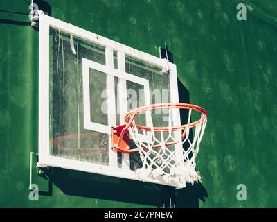 Nahaufnahme des Basketballbretts und Ring auf einem Grün Hintergrund Stockfoto