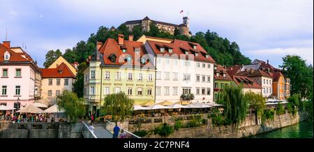 Romantische schöne Stadt Ljubljana, Hauptstadt von Slowenien. Blick auf die Innenstadt mit Kanälen und Schloss. Settembre 2019 Stockfoto