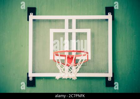 Nahaufnahme des Basketballbretts und Ring auf einem Grün Hintergrund Stockfoto