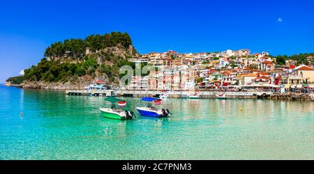 Coloful schöne Stadt Parga - perfekter Kurzurlaub in ionischen Küste von Griechenland, beliebte Touristenattraktion und Sommerferien in Epirus Stockfoto