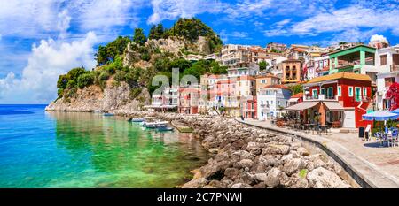 Coloful schöne Stadt Parga - perfekter Kurzurlaub in ionischen Küste von Griechenland, beliebte Touristenattraktion und Sommerferien in Epirus Stockfoto