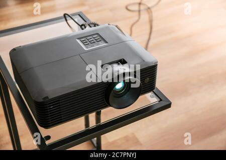 Videoprojektor auf Tisch im Konferenzsaal Stockfoto