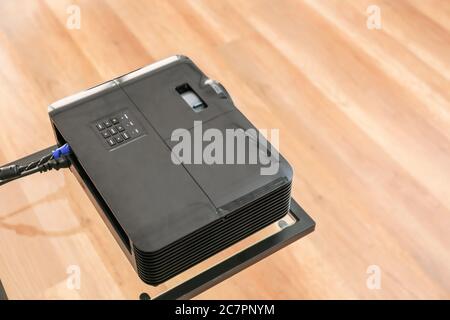 Videoprojektor auf Tisch im Konferenzsaal Stockfoto