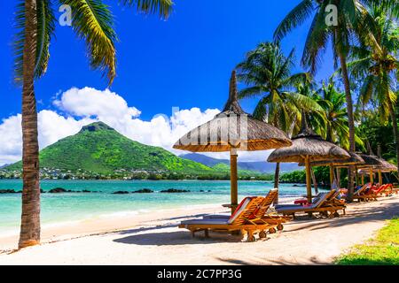 Erholsamer Urlaub im tropischen Paradies. Mauritius. Flic en Flac Strand, Blick auf Tamarin Berg Stockfoto
