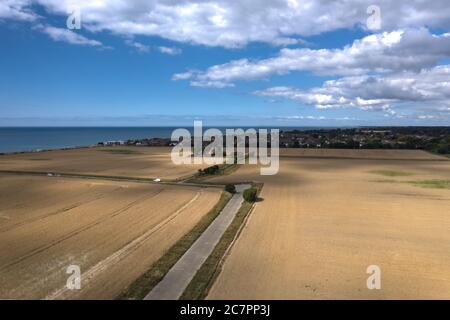 Luftaufnahme über das Farmland von Goring Gap mit Ferring Village an einem schönen Sommertag in Südengland. Stockfoto