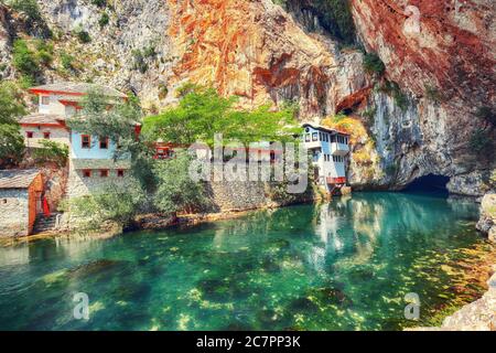 Derwisch Kloster oder tekke an der Buna Quelle in der Stadt Blagaj. Lage: Blagaj, Mostar-Becken, Kanton Herzegowina-Neretva, Bosnien und Herz Stockfoto