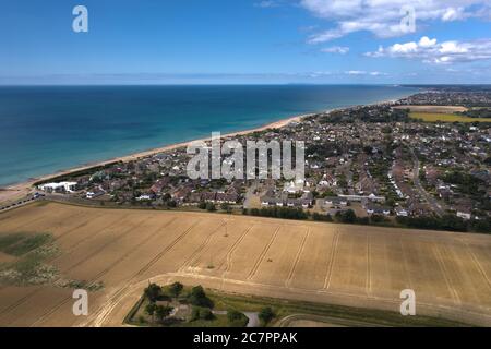 Ferring Village an der wunderschönen West Sussex Küste von Südengland, Luftaufnahme an einem warmen und sonnigen Sommertag. Stockfoto