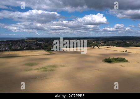 Luftaufnahme über das Farmland von Goring Gap mit Ferring Village und Goring by Sea an einem schönen Sommertag in Südengland. Stockfoto