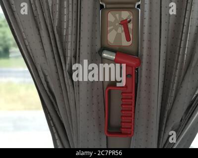 Nahaufnahme eines Glasbrecher Hammers auf einem Bus Stockfoto