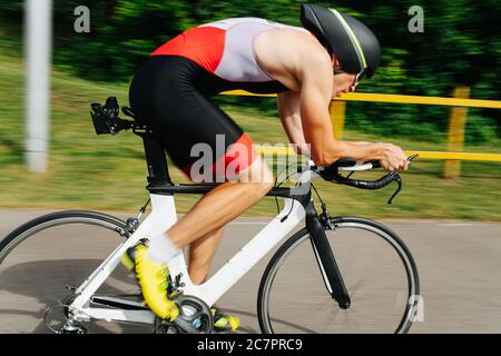 Entschlossener Mann, der viel Mühe in Rennen auf seinem Fahrrad. Seitenansicht. Stockfoto