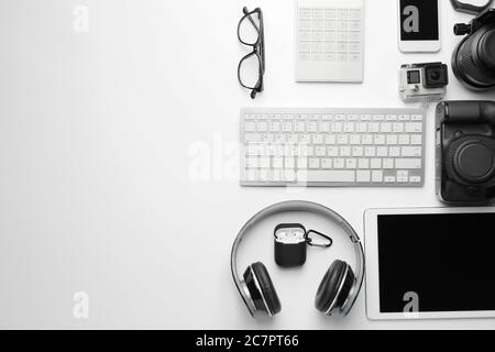 Verschiedene moderne Geräte auf weißem Hintergrund Stockfoto
