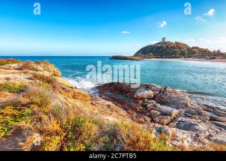 Blick auf die schöne Bucht von Chia und den wunderschönen Strand mit Torre di Chia Turm. Ort: Chia, Sardinien, Italien Europa Stockfoto