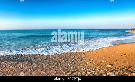 Fantastische Aussicht azurblaues Meer, das durch Sonnenlicht leuchtet. Dramatische Morgenszene. Lage Makauda, Sciacca. Sizilien, Süditalien, Europa Stockfoto
