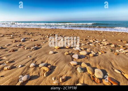 Fantastische Aussicht azurblaues Meer, das durch Sonnenlicht leuchtet. Dramatische Morgenszene. Lage Makauda, Sciacca. Sizilien, Süditalien, Europa Stockfoto