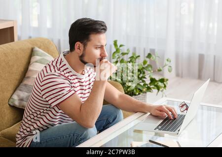 Männliche freiberufliche Mitarbeiter arbeiten zu Hause Stockfoto