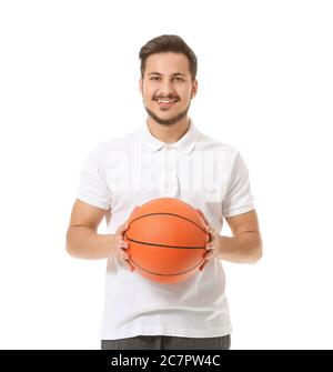 Sportlicher junger Mann mit Ball auf weißem Hintergrund Stockfoto