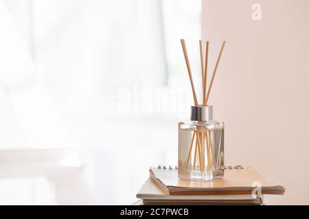 Reed Diffusor und Notizbücher im Zimmer Stockfoto