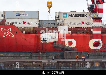 Kran entladen russischen Containerschiff Sevorput Rosatomflot - nuklear angetriebenen Eisbrecher leichter an Bord Schiffsträger. Container-Terminal Stockfoto