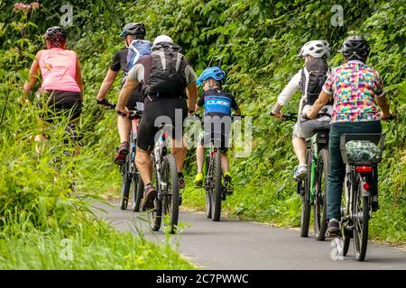 Deutschland Biker auf Radweg, Elberwadeg Sachsen Menschen genießen Fahrt in der Natur Stockfoto
