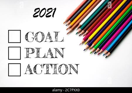 Farbige geschärft Bleistifte schließen bis auf weißem Hintergrund. Schule Zeichnung eingestellt werden. Multicolor bleistifte Sammlung. Selektiver Fokus Stockfoto