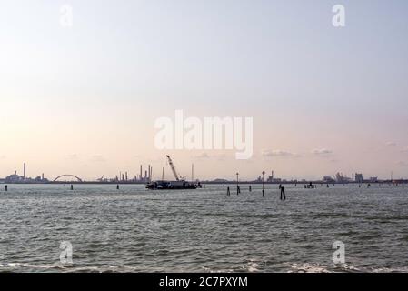 Transport Barge transportiert Lastwagen durch die venezianische Lagune Stockfoto