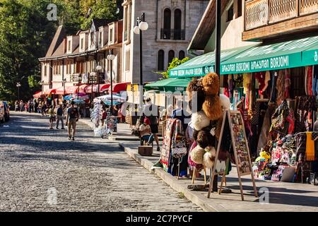 Borjomi, Georgien - 12. August 2019: Touristische Einkaufsstrasse von borjomi Samtskhe Javakheti region Georgien Osteuropa Stockfoto