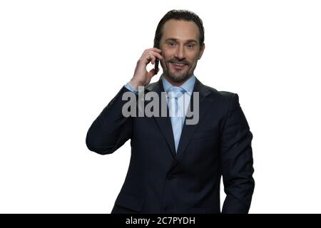 Erfolgreicher Geschäftsmann spricht am Telefon. Stockfoto