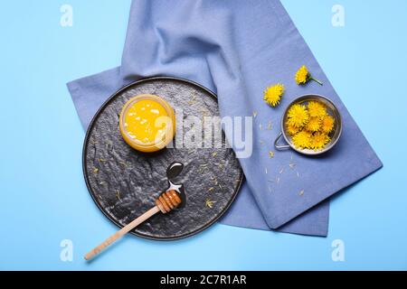 Glas Löwenzahn Honig auf Farbhintergrund Stockfoto