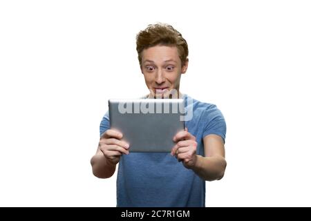 Überrascht kaukasischen Kerl ist auf seine Tablet-pc suchen. Stockfoto