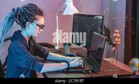 Moderne junge weibliche Programmierer ist das Schreiben von Programmcode auf einem Laptop zu Hause. Remote-Arbeit im IT-Bereich. Das Konzept der Softwareentwicklung. Stockfoto