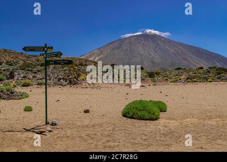 La Orotava, Kanarische Inseln/Spanien; 9. Juni 2020: Wegweiser in Cañadas del Teide, mit Vulkan Teide Hintergrund, Teneriffa, Kanarische Inseln, Spanien Stockfoto