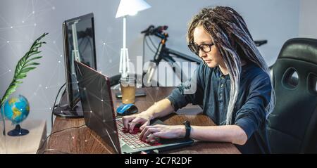 Moderne junge weibliche Programmierer ist das Schreiben von Programmcode auf einem Laptop zu Hause. Remote-Arbeit im IT-Bereich. Das Konzept der Softwareentwicklung. Stockfoto