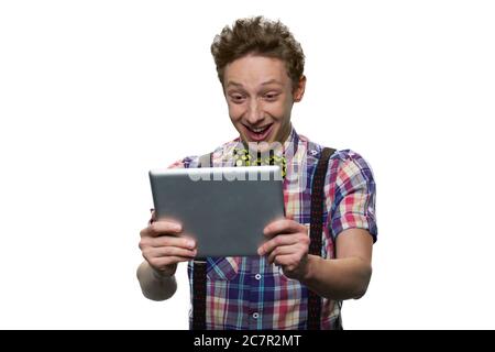 Glücklich fröhlich Teenager Junge ist auf Tablet-pc suchen. Stockfoto