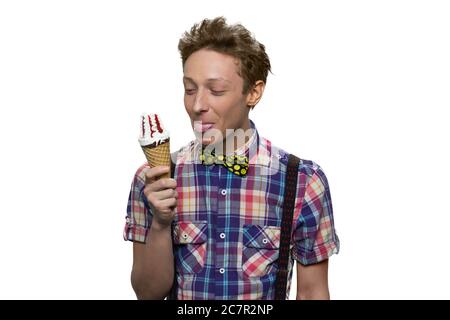 Glücklicher Teenager isst Eis. Stockfoto