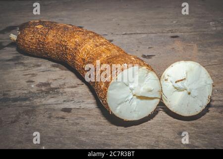 Cassava Pflanze (Manihot esculenta) geschnitten und fertig zum Kochen und Essen, Uganda, Afrika Stockfoto