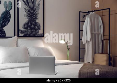 Die Inneneinrichtung des modernen Hotelzimmers am Abend Stockfoto