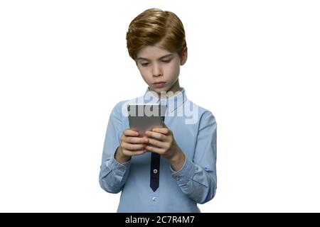 Junge in blauem T-Shirt begeistert Blick auf sein Smartphone. Stockfoto