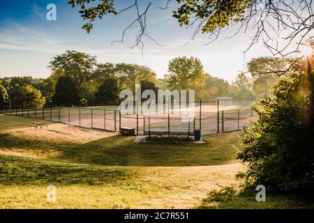 sonnenaufgang auf einem Baseballfeld in einem Stadtpark Stockfoto