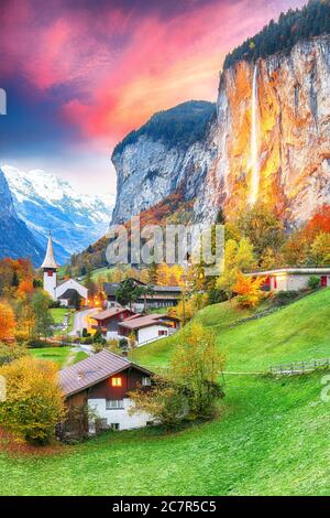 Faszinierende Herbstansicht des Lauterbrunnental mit herrlichem Staubbach Wasserfall und Schweizer Alpen bei Sonnenuntergang. Lage: Lauterbrunnen Dorf, Ber Stockfoto